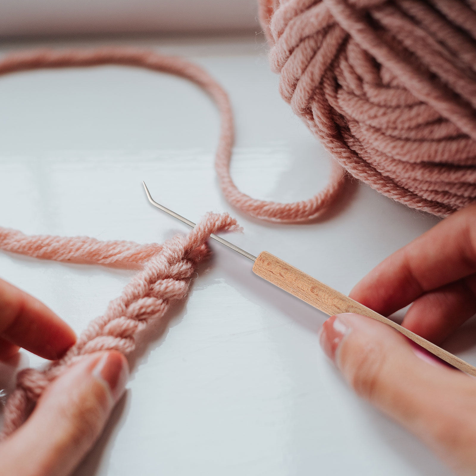 Wooden Crochet Hooks Ergonomic Handle - 1 ชิ้น เข็มโครเชต์ด้ามไม้ ออกแบบตามหลักสรีรศาสตร์ สำหรับงานถักโครเชต์ อุปกรณ์งานฝีมือ